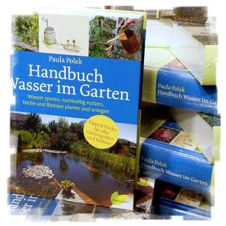 Zu sehen ist ein Stapel des Fachbuchs "Handbuch Wasser im Garten" von DI Paula Polak.